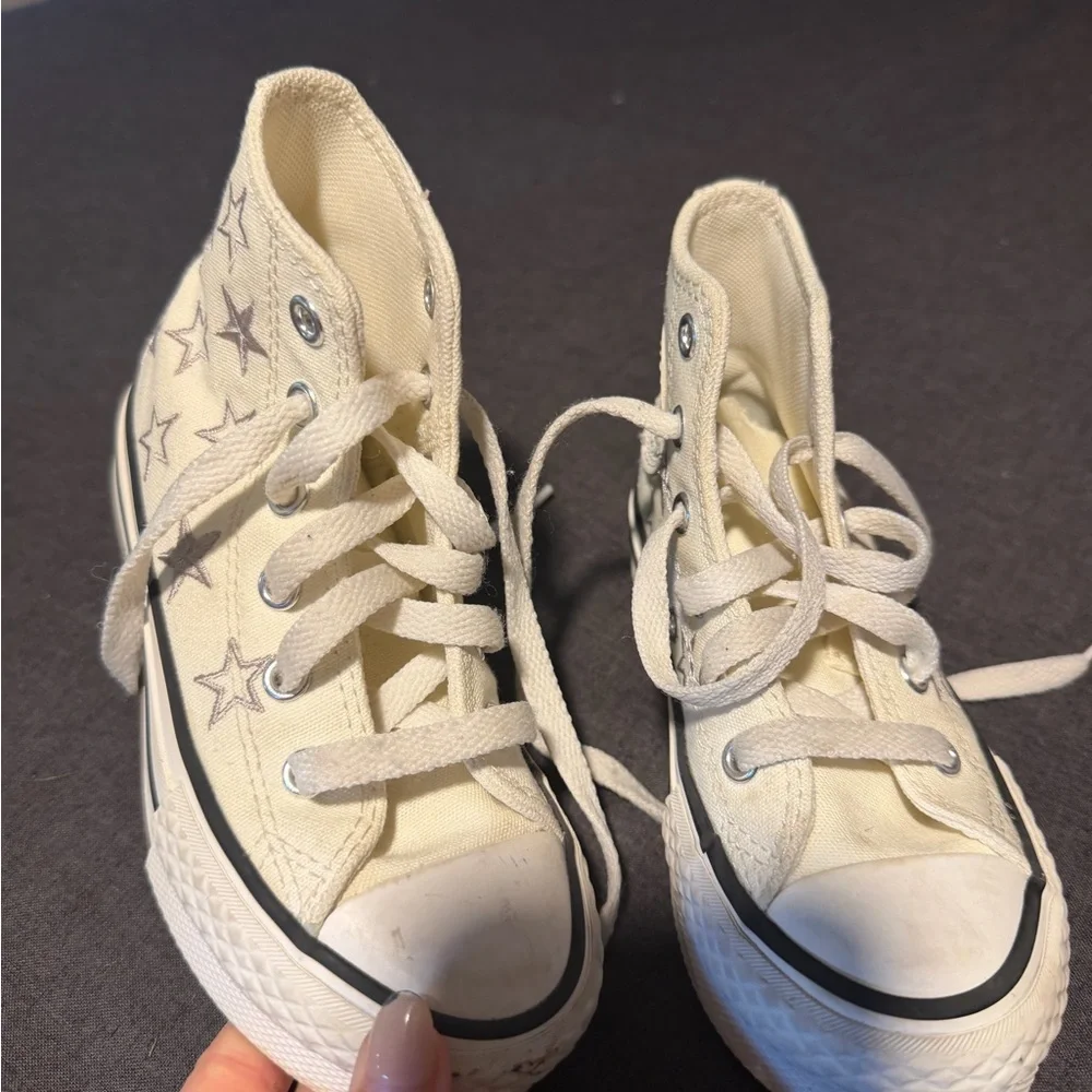 Converse Kids High Top Sneakers in Cream with Silver Star Print (size 10.5)